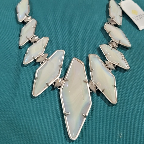 IRIDESCENT WHITE BANDED AGATE NECKLACE SILVER NWT - Picture 9 of 15